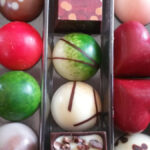 Pudełko z kolorowymi czekoladkami