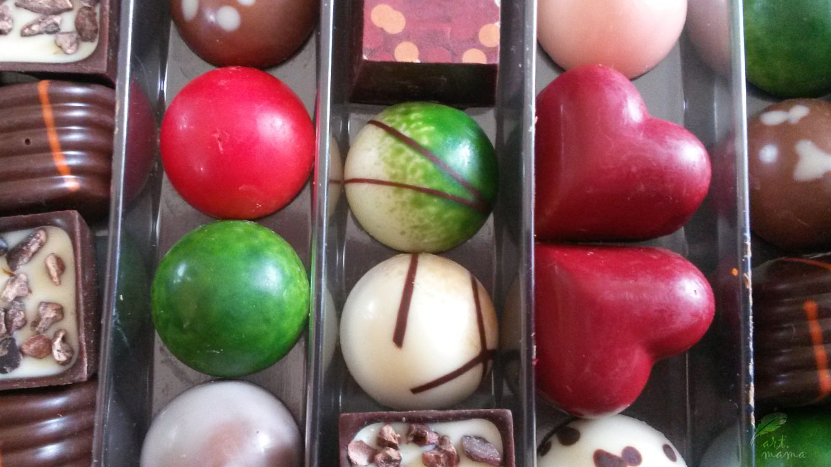 Pudełko z kolorowymi czekoladkami